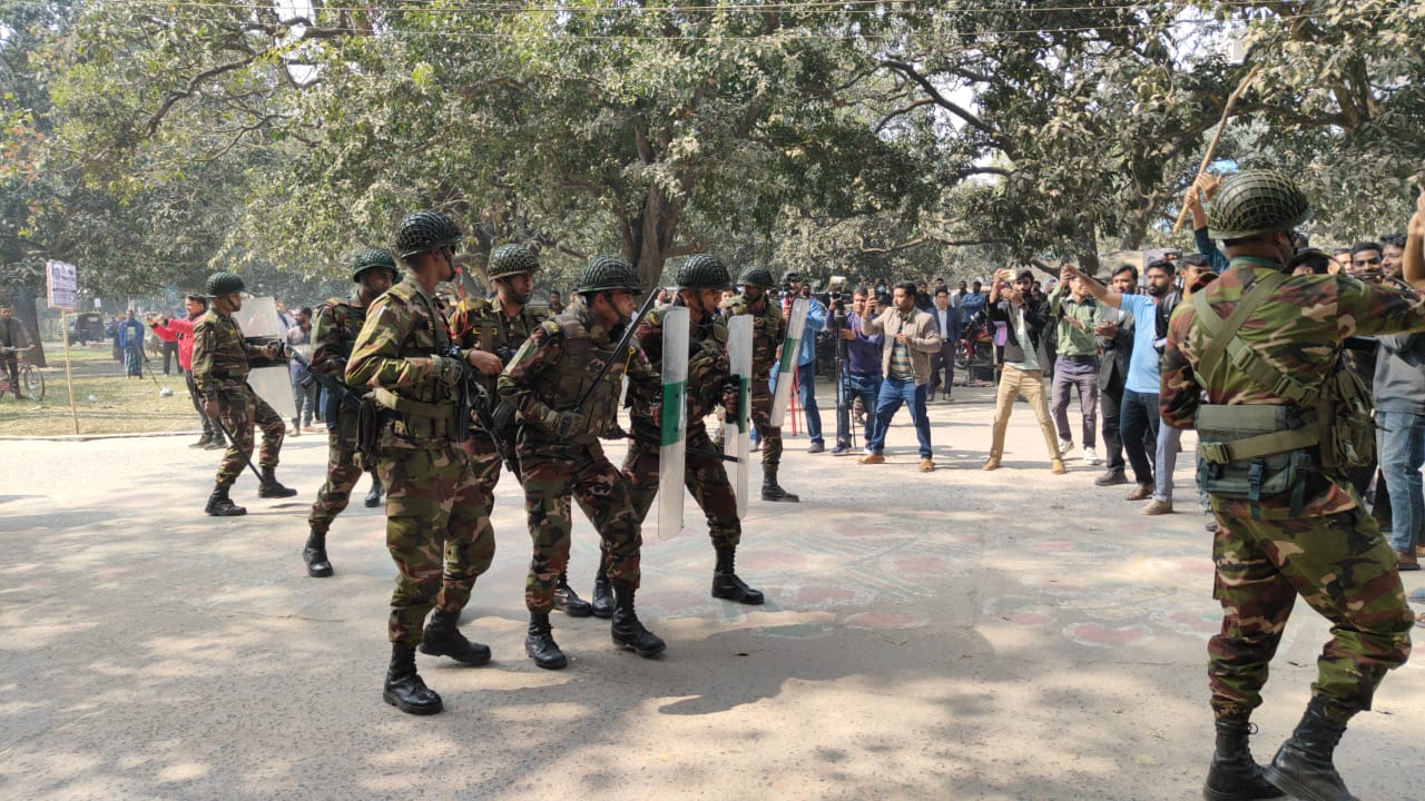 চাঁপাইনবাবগঞ্জে নির্বাচন বানচালের অপচেষ্টা প্রতিহতে যৌথ বাহিনীর মহড়া অনুষ্ঠিত