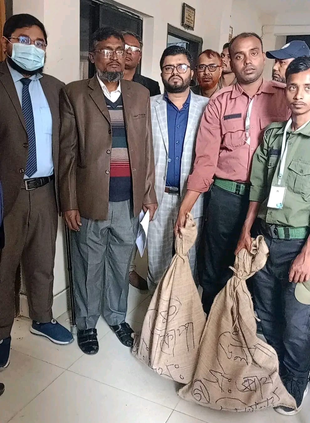 পলাশবাড়ীর ৭১ ভোটকেন্দ্রে নির্বাচনী সরঞ্জাম বিতরণ!
