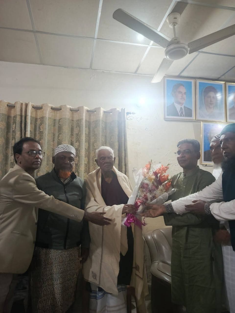 নবনির্বাচিত এমপির প্রতিদ্বন্দ্বী পরাজিত প্রার্থী কে ফুলের শুভেচ্ছা
