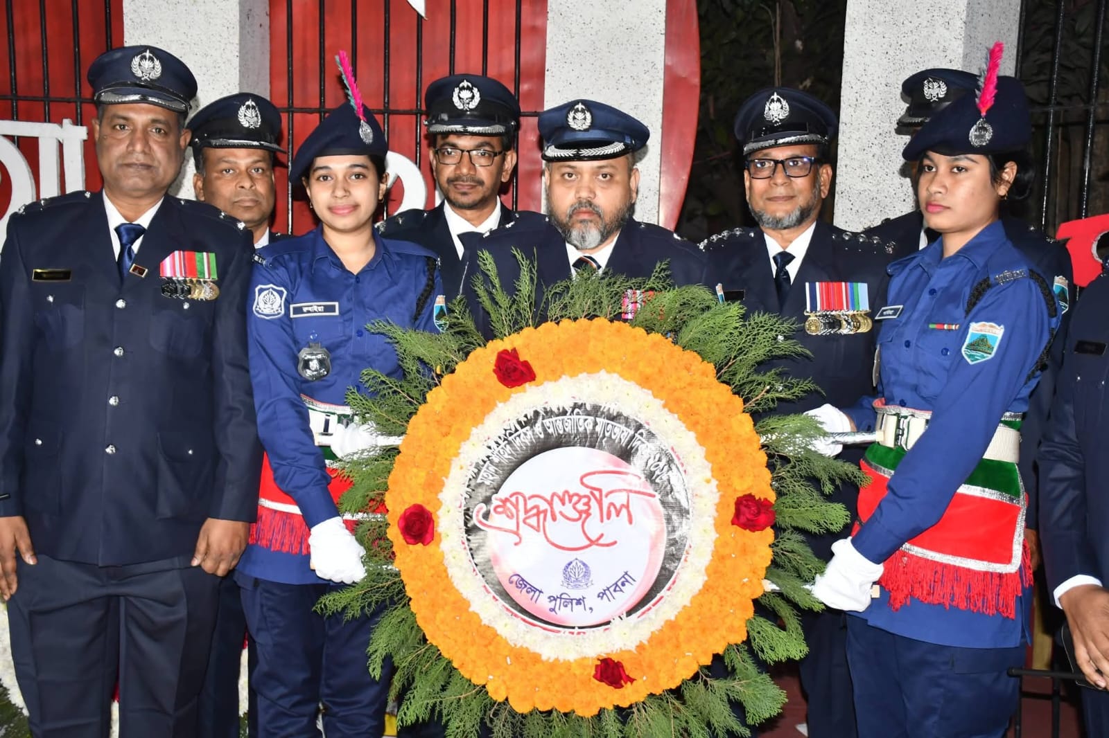 মহান শহীদ দিবস ও আন্তর্জাতিক মাতৃভাষা দিবসের প্রথম প্রহরে ভাষা শহিদদের প্রতি গভীর শ্রদ্ধা নিবেদন করেন পাবনা জেলা পুলিশ।