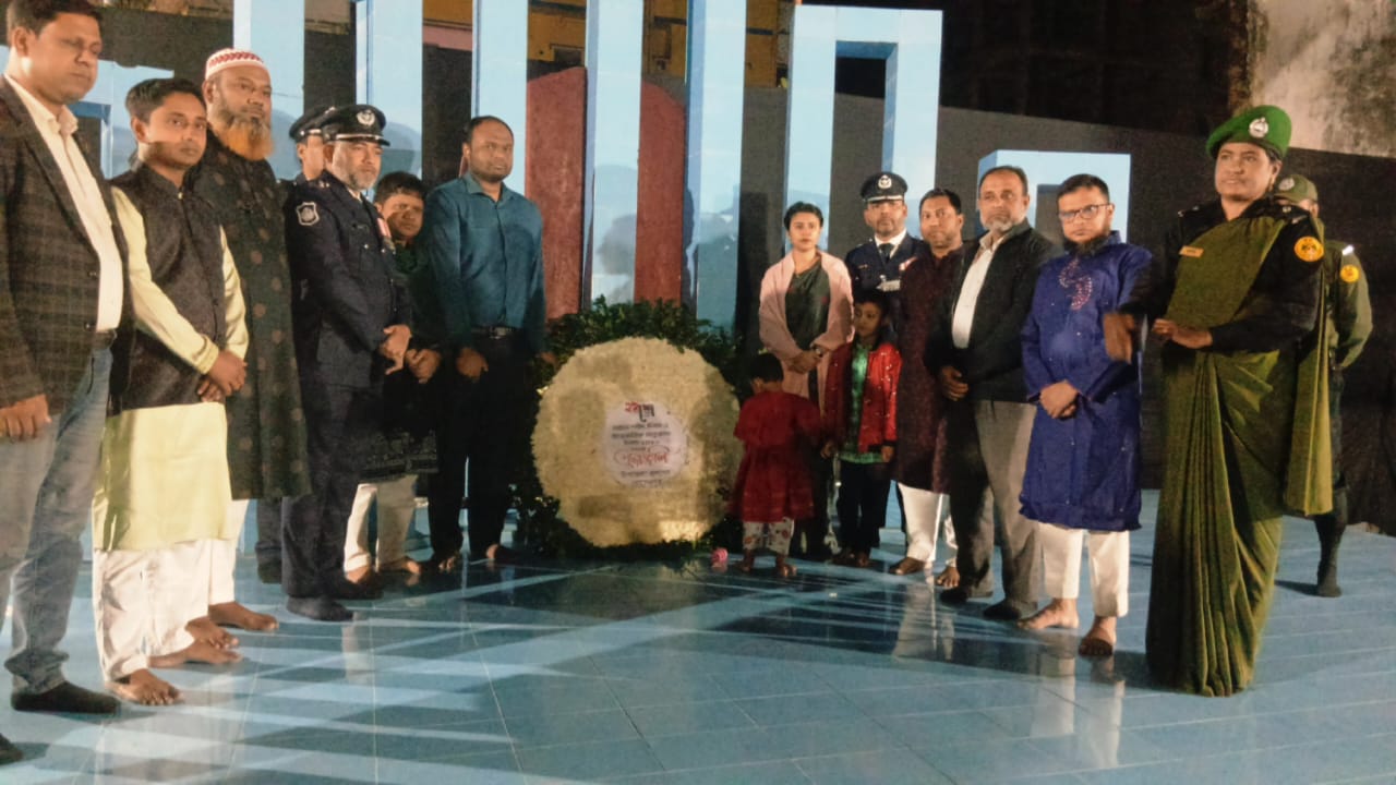 একুশের প্রথম প্রহরে হোসেনপুর উপজেলা প্রশাসনের শ্রদ্ধা নিবেদন