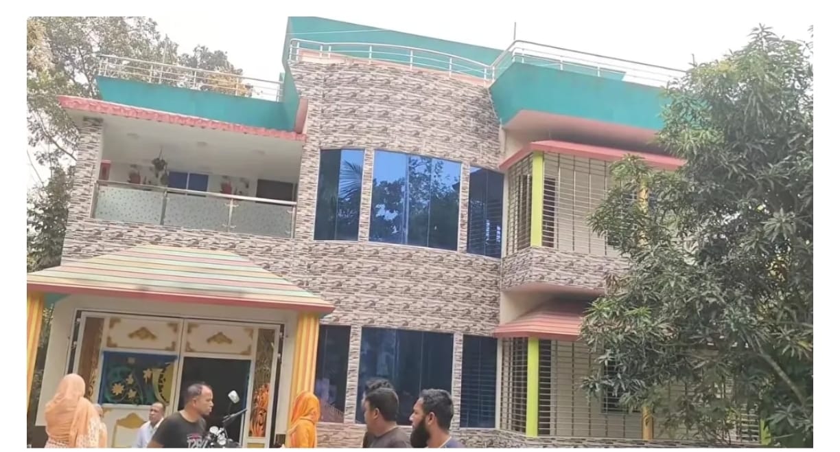 গোপালগঞ্জের কোটালিপাড়ায় ব্যবসায়ীর বাড়িতে গুলিবর্ষণ এলাকায় আতঙ্ক।