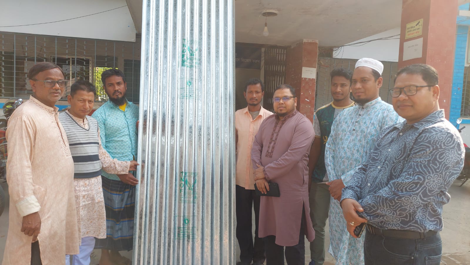 বোদায় অগ্নিকাণ্ডে ক্ষতিগ্রস্তদের মাঝে ঢেউটিন ও খাদ্য সামগ্রী বিতরণ