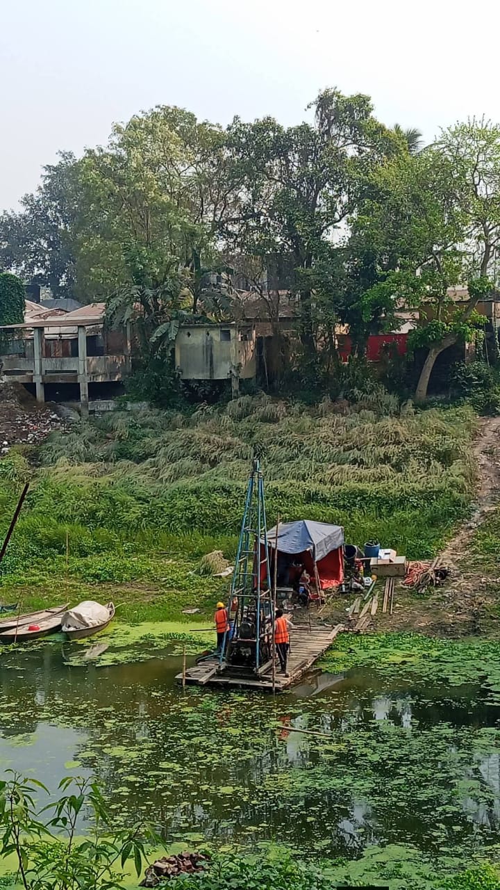 ভাঙ্গুড়ায় বড়াল নদীতে নতুন ব্রিজ নির্মাণকাজ চলছে