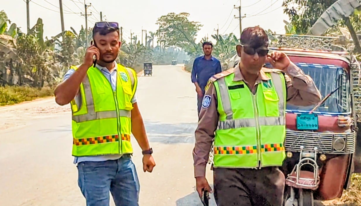 পুলিশের পোশাকে চাঁদা তোলেন ‘ভাগিনা নাঈম’মহাসড়কের অরাজকতা নিয়ে মুখ খুলছে না প্রশাসন।