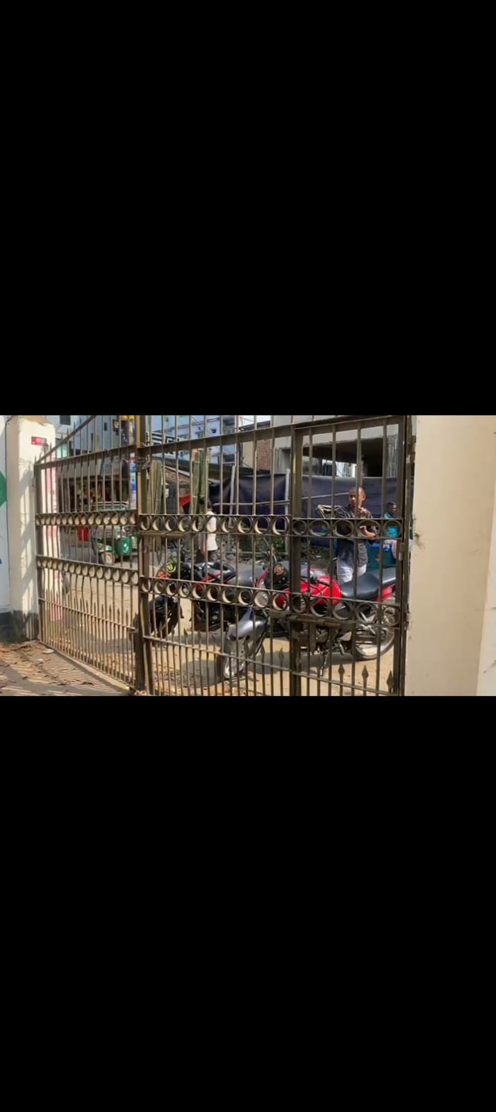 চট্টগ্রামের মীরসরাই কলেজে পরিক্ষায় ফেল করার ক্ষোভে শিক্ষকদের দায়ী করে গেইটে তালা লাগিয়ে শিক্ষকদের অবরুদ্ধ করে রাখে শিক্ষার্থীরা