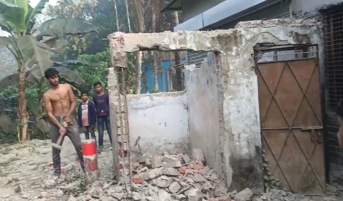 গোপালগঞ্জে সরকারি স্কুলের শৌচাগার ‘গুঁড়িয়ে’ দিলেন প্রভাবশালীরা