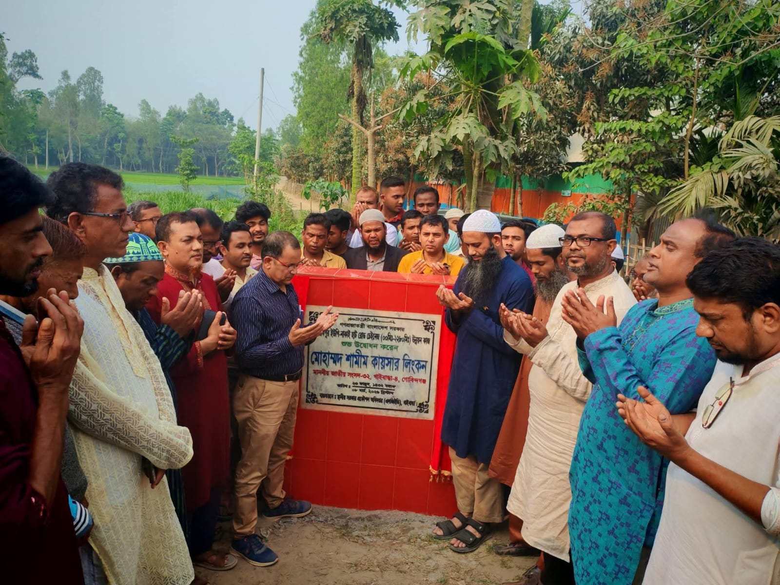 গোবিন্দগঞ্জে ৩টি সড়কের নির্মাণ কাজের ভিত্তিপ্রস্তর স্থাপন করলেন এমপি শামীম কায়সার লিংকন