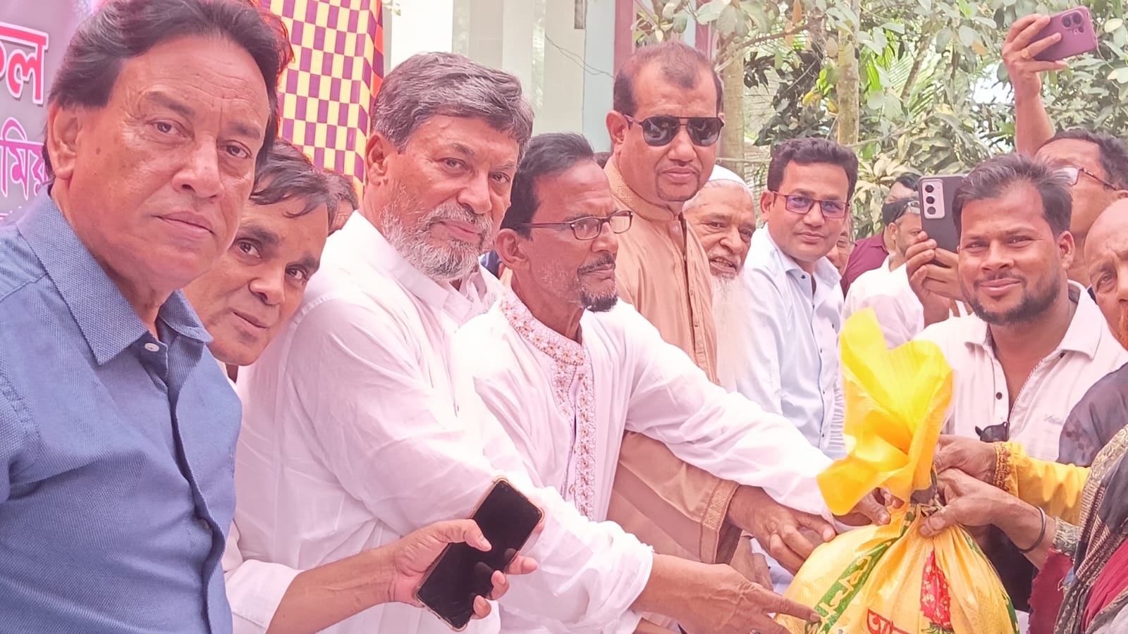 প্রয়াত বিএনপি’র সাবেক মহাসচিব ও মন্ত্রী ব্যারিস্টার আব্দুস সালাম তালুকদারের স্মরণে ঈদ সামগ্রী বিতরণ ও ইফতার মাহফিল অনুষ্ঠিত