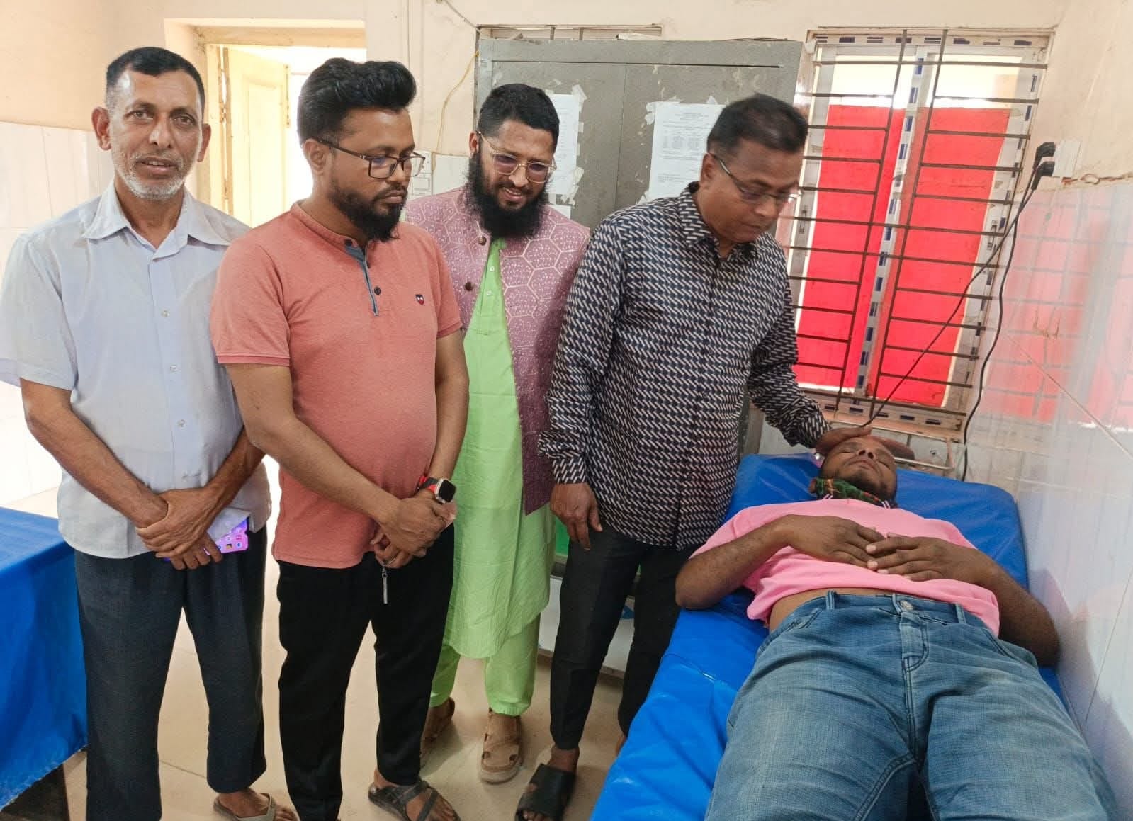পাটগ্রামে ইউপি সদস্যের হামলায় আহত সাংবাদিককে হাসপাতালে ভর্তি
