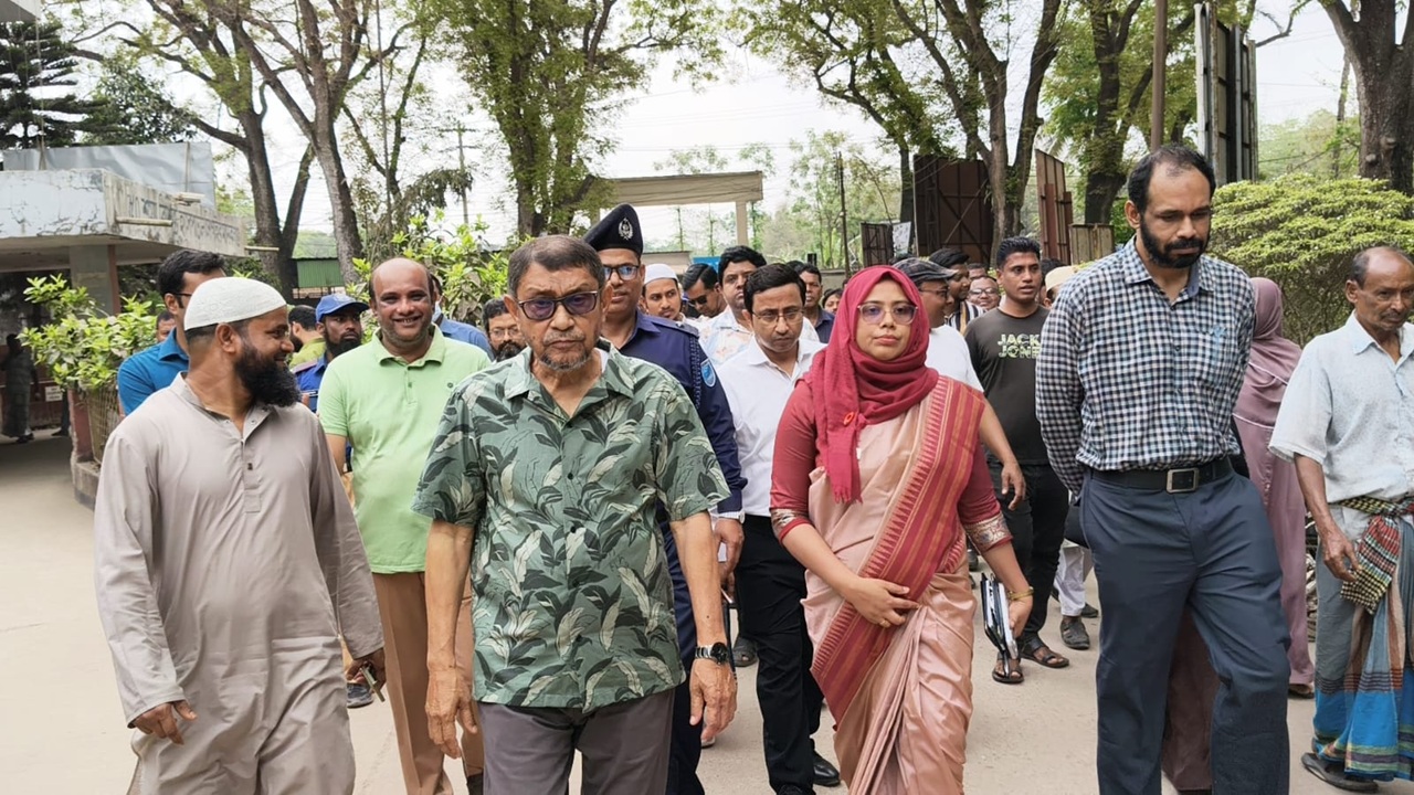 সিংগাইর স্বাস্থ্য কমপ্লেক্সে স্বাস্থ্যমন্ত্রীর আকস্মিক পরিদর্শন, অনুপস্থিত ডাক্তারদের বিরুদ্ধে ব্যবস্থা নেওয়ার হুঁশিয়ারি