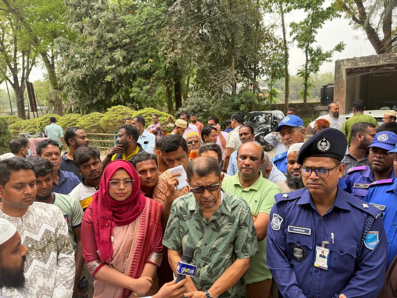 সিংগাইর স্বাস্থ্য কমপ্লেক্সে স্বাস্থ্যমন্ত্রীর আকস্মিক পরিদর্শন, অনুপস্থিত ডাক্তারদের বিরুদ্ধে কঠোর ব্যবস্থা নেওয়ার হুঁশিয়ারি