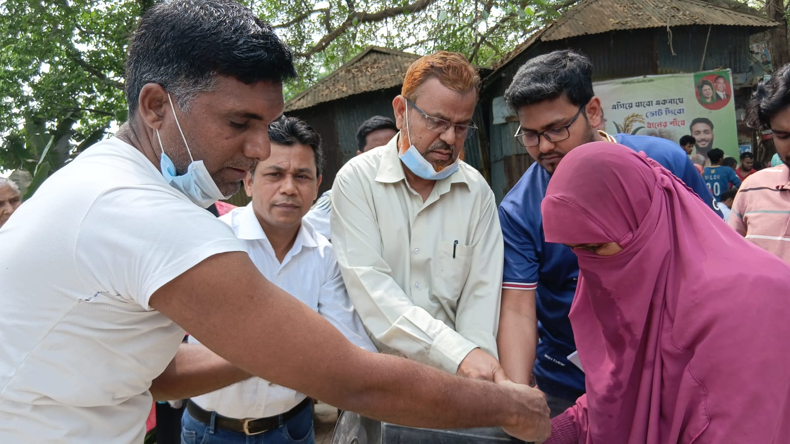 সিংগাইরে চান্দহরে ২,১০৯ টি ভিজিএফ কার্ডের চাল বিতরণ