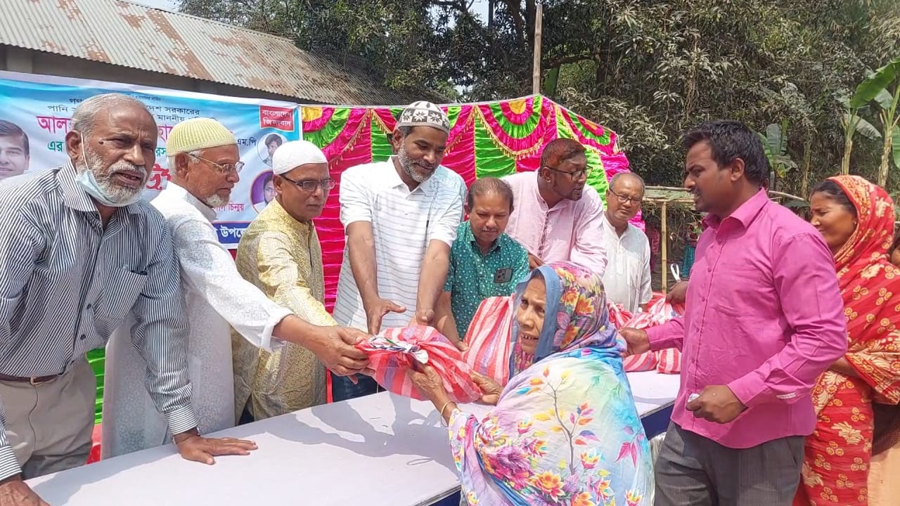 গণপ্রজাতন্ত্রী বাংলাদেশ সরকারের পানি সম্পদ মন্ত্রণালয়ের প্রতিমন্ত্রী ও পঞ্চগড়-২ আসনের সংসদ সদস্য ফরহাদ হোসেন আজাদ এমপির পক্ষ থেকে বোদায় ঈদ উপহার বিতরণ