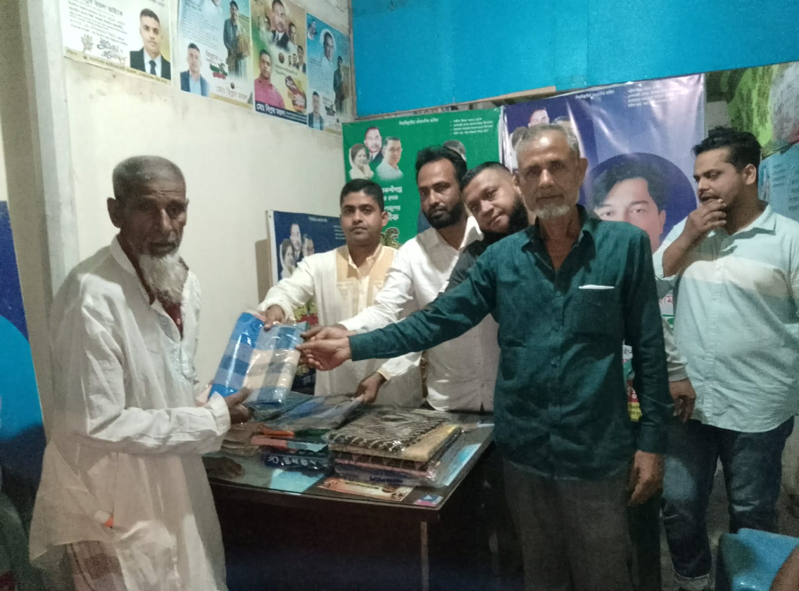 ঈদের আনন্দে মানবিকতার ছোঁয়া দেওয়ানগঞ্জে বিপ্লব মন্ডলের উপহার  