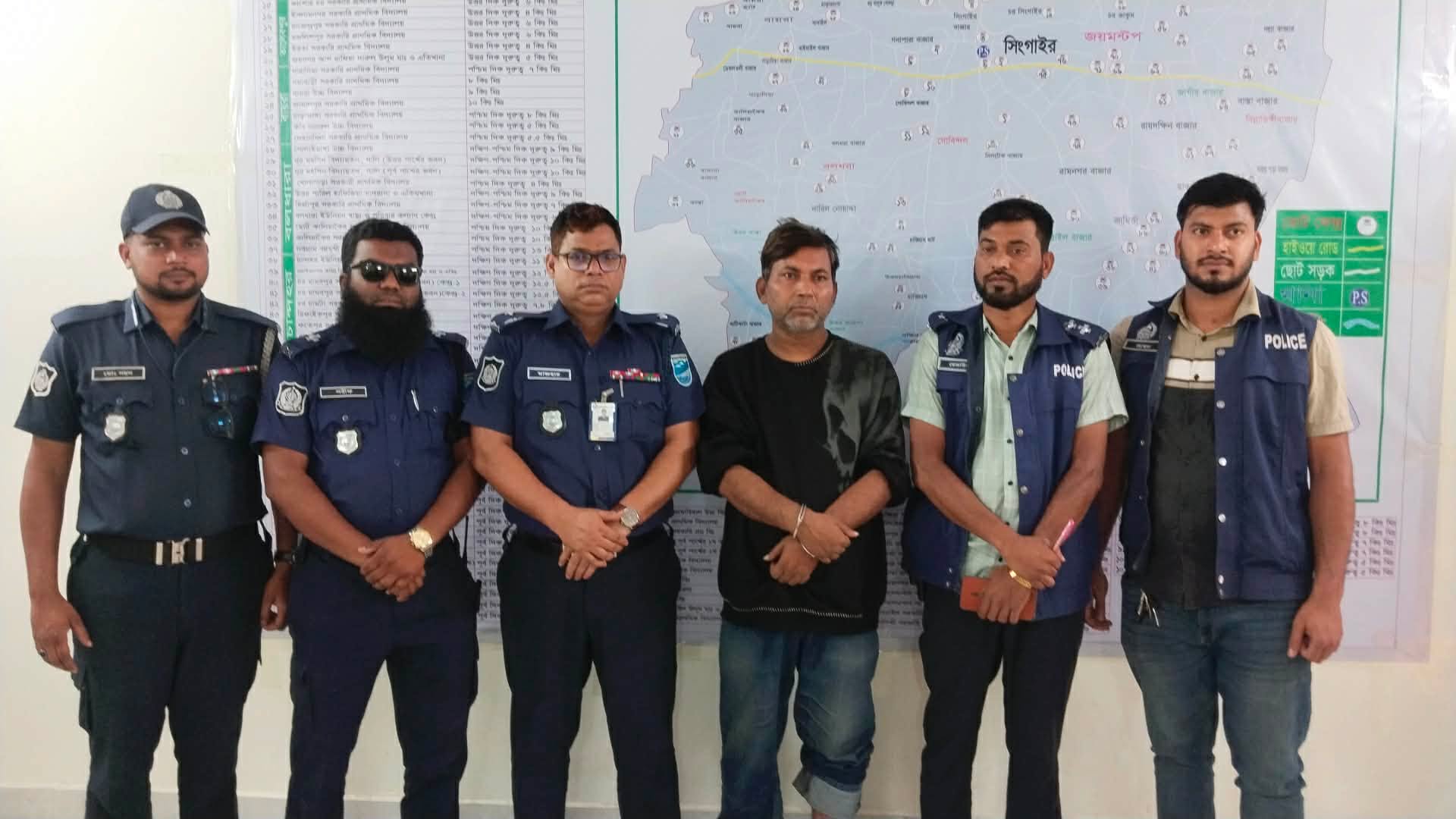 সিংগাইরে ২২ মামলার ওয়ারেন্টভুক্ত পলাতক আসামি গ্রেফতার