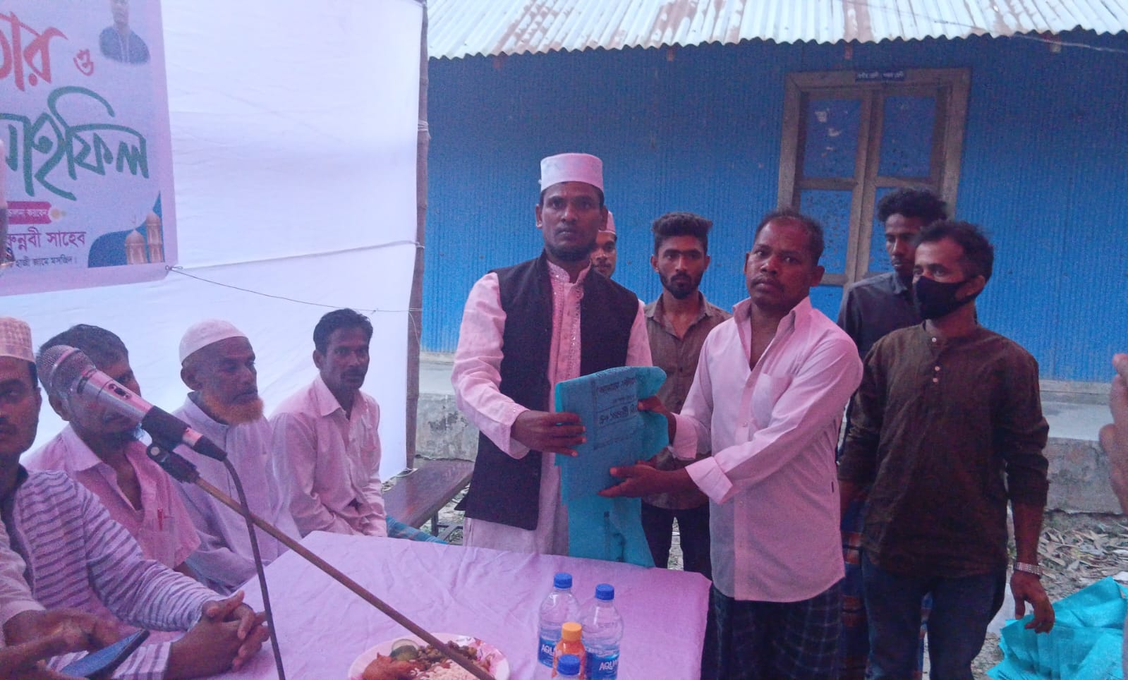 রমজানের শেষ প্রান্তে ইফতার ও দোয়া মাহফিল, অসহায়দের মাঝে শাড়ি-লুঙ্গি বিতরণ