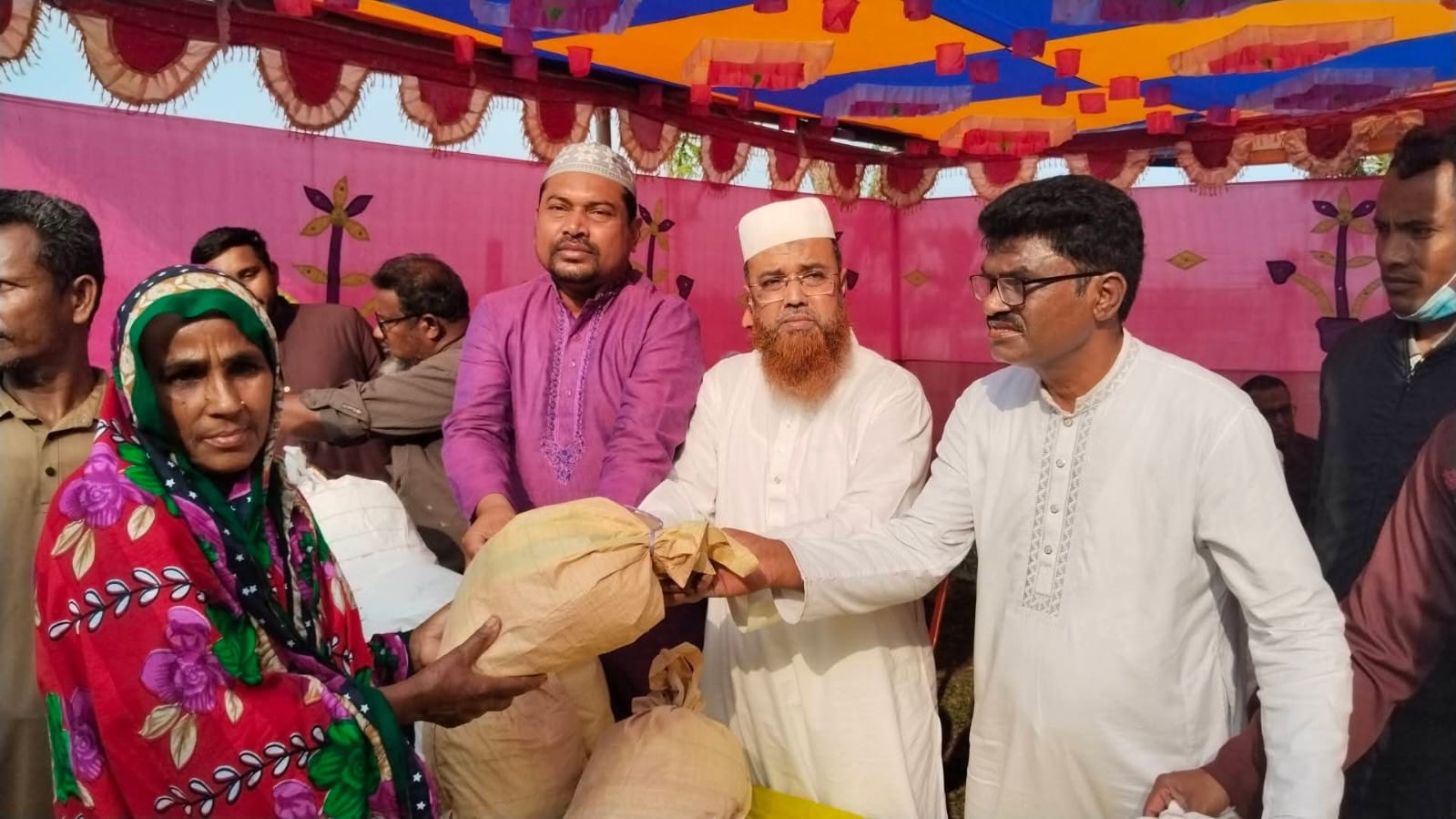 রাজারহাটে ঈদুল ফিতর উপলক্ষে দুস্থদের মাঝে ইফতার সামগ্রী বিতরণ