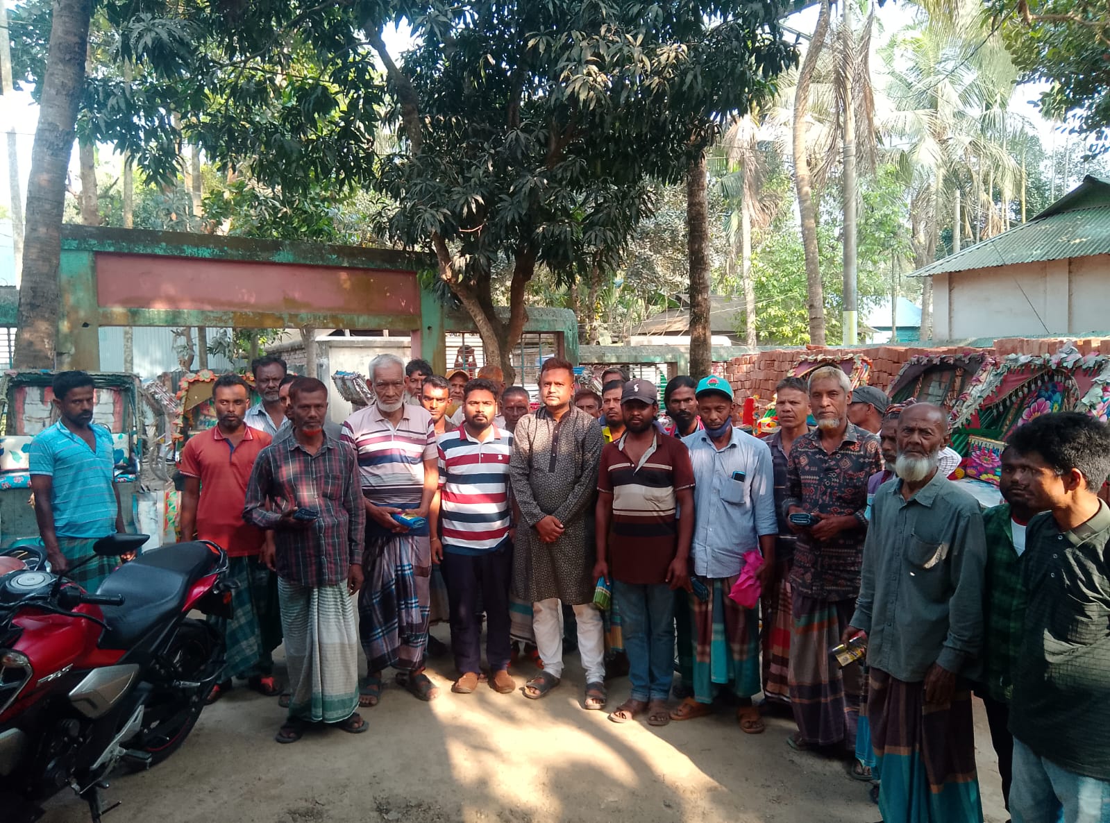 দেওয়ানগঞ্জে রিক্সাচালকদের পাশে মহসিন আলী বিপ্লব, লুঙ্গি বিতরণ