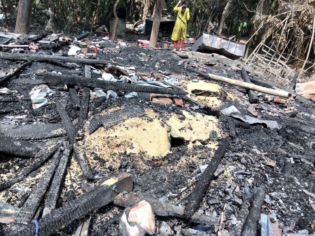 মোরেলগঞ্জ বলইবুনিয়া আমবাড়ীয়াতে প্রদীপ ও প্রভাসের বসত ঘরপুড়ে পুড়ে ছাই 