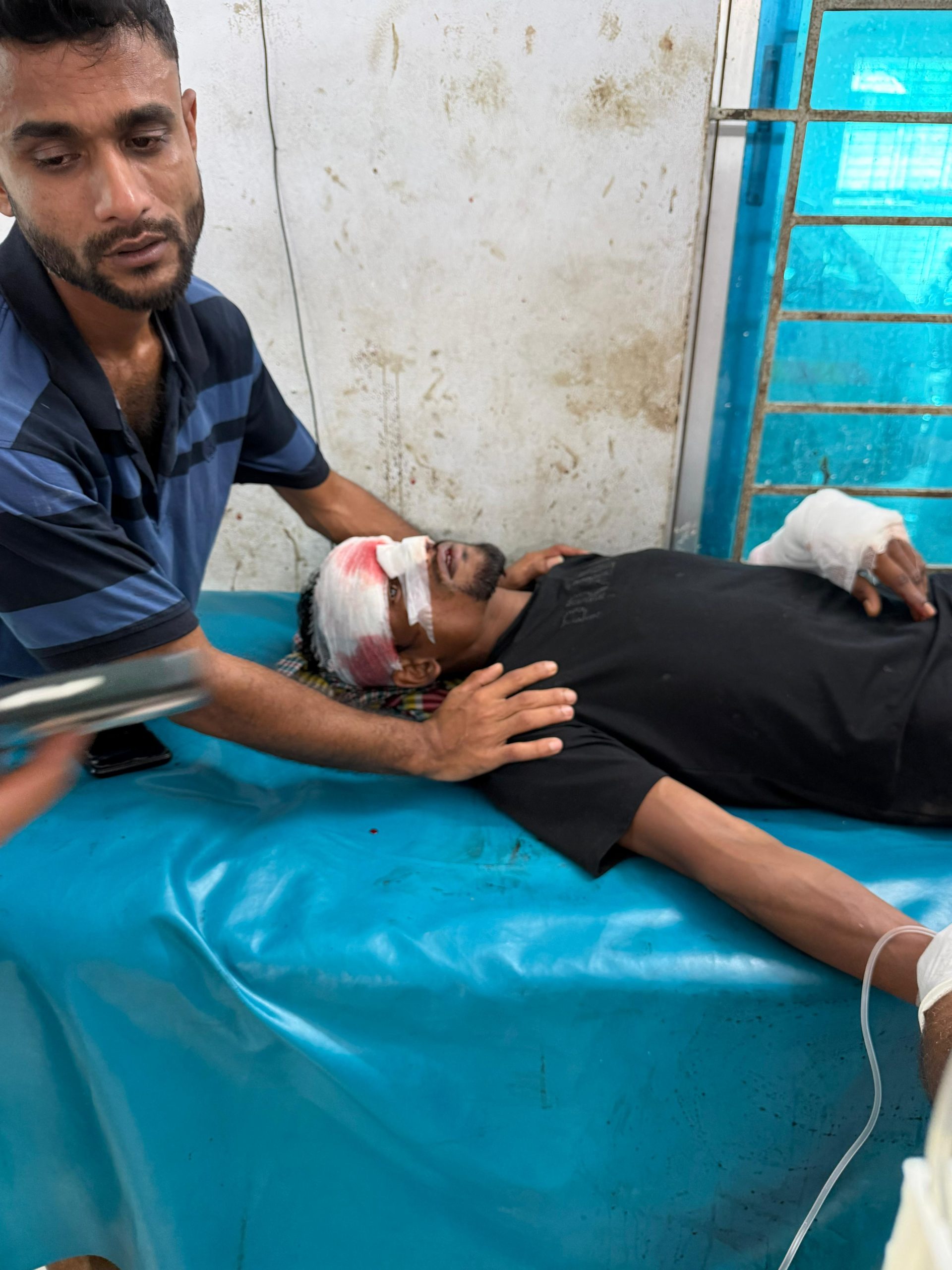 কোটালীপাড়ায় জমিজমা নিয়ে বিরোধের জের ধরে হাসপাতালের ভিতর ভাতিজাকে কুপিয়ে রক্তাক্ত ও জখম