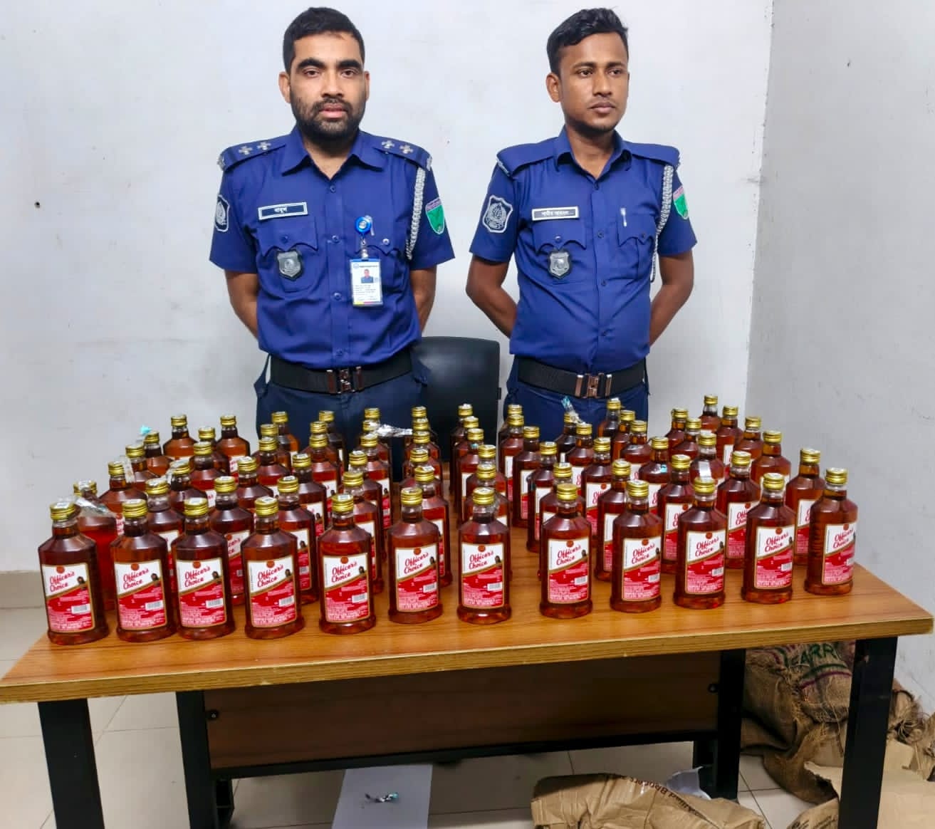 কানাইঘাটে ৭০ বোতল ভারতীয় ‘অফিসার চয়েস’ মদ জব্দ