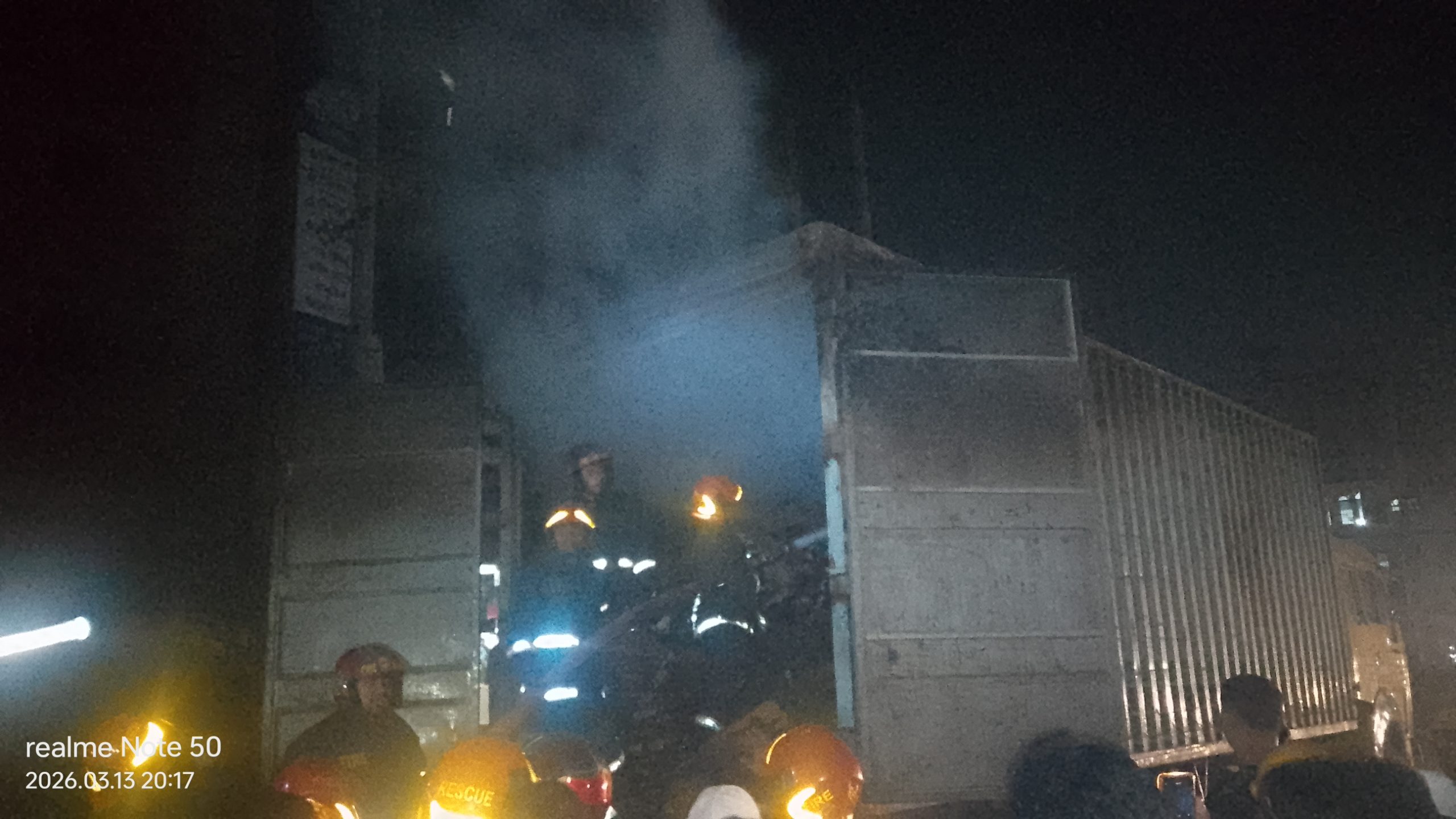 ঢাকা বাইপাইল আশুলিয়ায় সুন্দরবন কুরিয়ার সার্ভিসের একটি কার্গ গাড়িতে আগুন।