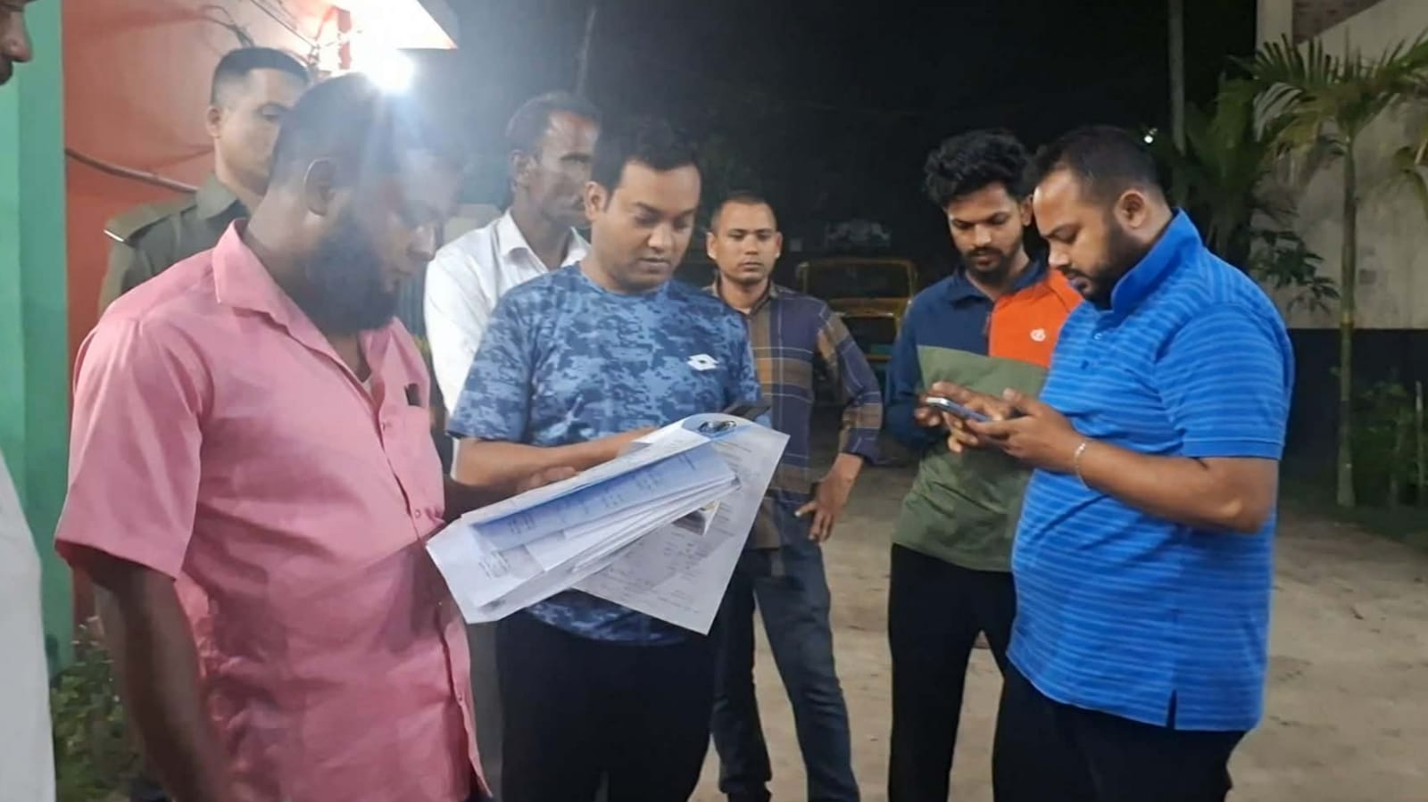 তেঁতুলিয়ায় রাতের আধারে ইউএনওর অভিযান অবৈধভাবে তেল মজুদের দায়ে ব্যবসায়ীকে ১০ দিনের কারাদণ্ড