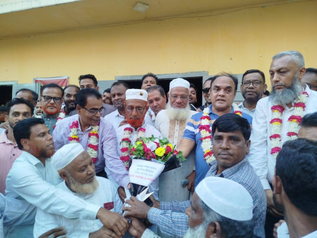 মকবুল রহমান জুট মিলস সিবিএ’র পক্ষ থেকে সীতাকুণ্ড উপজেলা বিএনপির নতুন আহ্বায়ক কমিটিকে ফুলেল শুভেচ্ছা