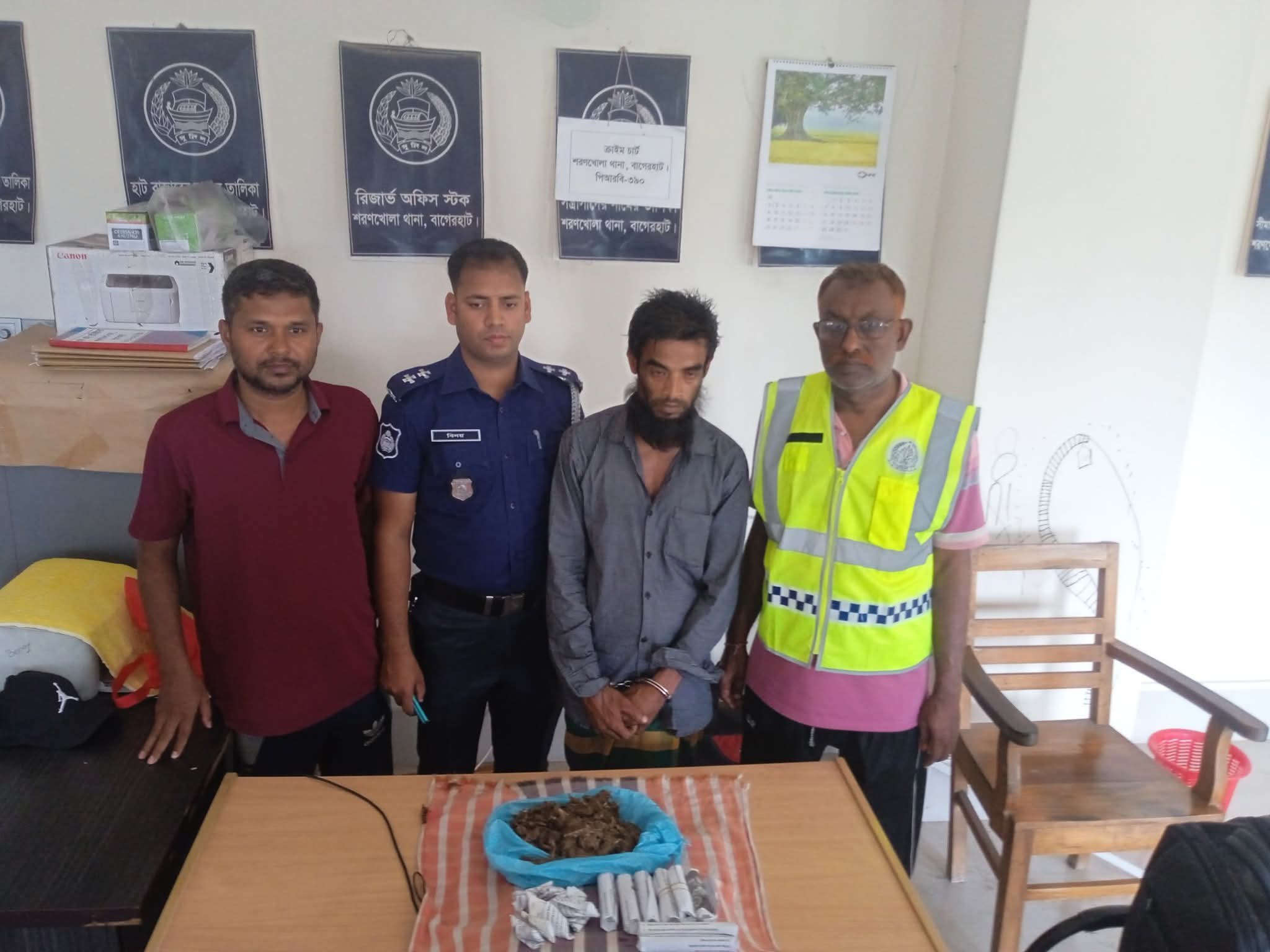 শরনখোলায় মাদক বিরোধী অভিযানে-৪০০ গ্রাম গাঁজাসহ আটক-১