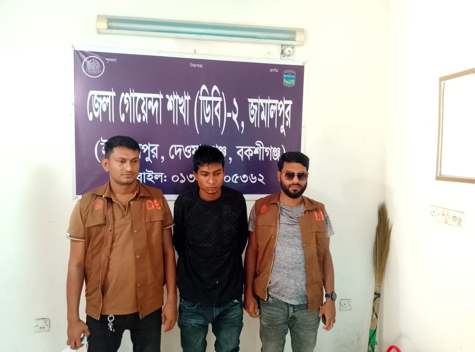 ডিবির অভিযানে বকশীগঞ্জে ইয়াবাসহ স্বেচ্ছাসেবক দল নেতা গ্রেফতার
