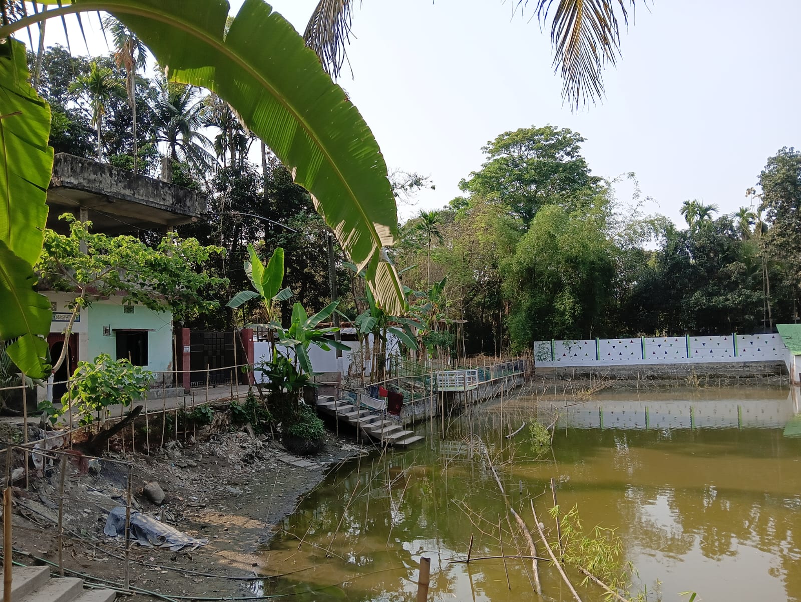 পুকুর পাড়ে রিটেইনিং ওয়াল চাই।