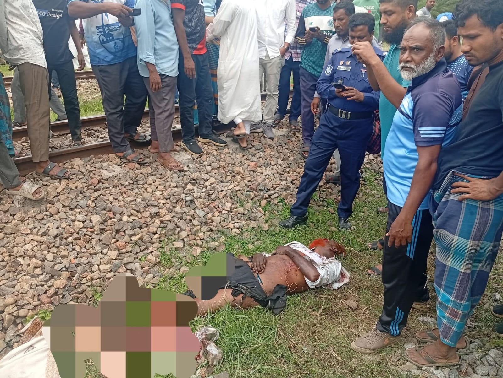 সীতাকুণ্ডে বাড়বকুণ্ড স্টেশনে ট্রেনে কাটা পড়ে রেল কর্মীর মৃত্যু