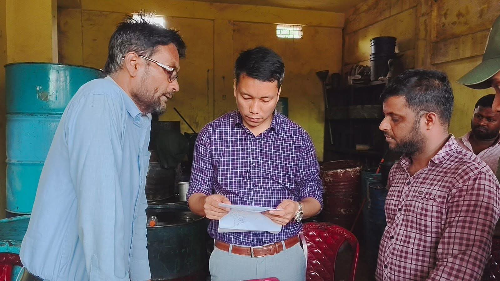 দোয়ারাবাজারে অতিরিক্ত দামে তেল বিক্রি: স্বেচ্ছাসেবক দলের যুগ্ম আহ্বায়ককে জরিমানা