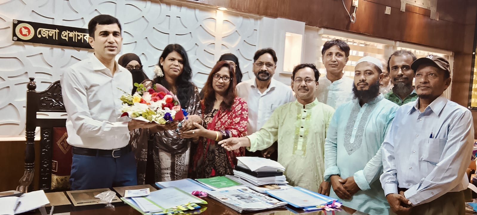 নবনিযুক্ত জেলা প্রশাসককে উত্তরণ পাবনা, নোঙর ও বাউল শিল্পী সংস্থার ফুলেল শুভেচ্ছা