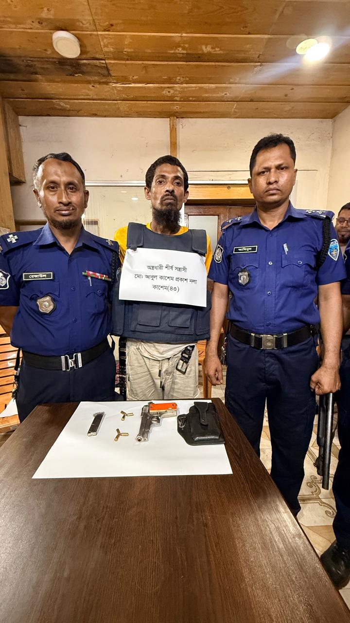 সীতাকুণ্ডে চৌকস অভিযানে অস্ত্রসহ শীর্ষ সন্ত্রাসী গ্রেপ্তার