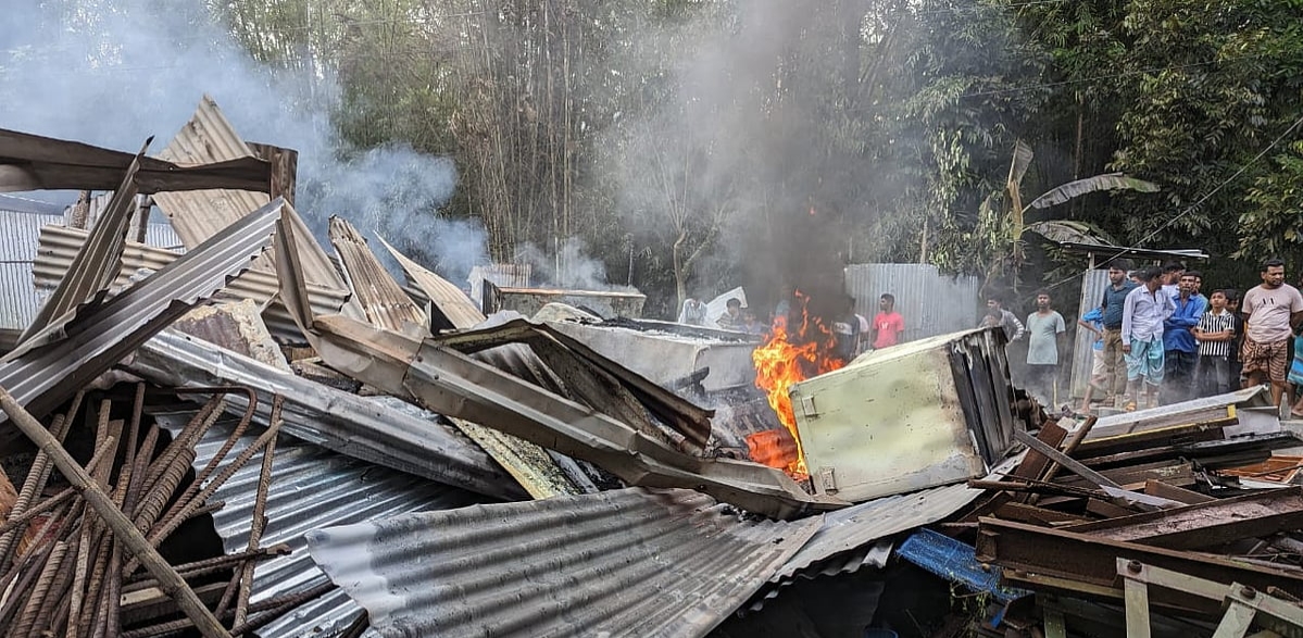 মাদকের টাকার জন্য বসতঘরে আগুন দিয়ে মাকে হত্যার চেষ্টায় আটক কুলাঙ্গার ছেলে পুলিশে দিলো জনতা!